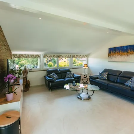 Leha Avec Jacuzzi A Pour 5 Personnes